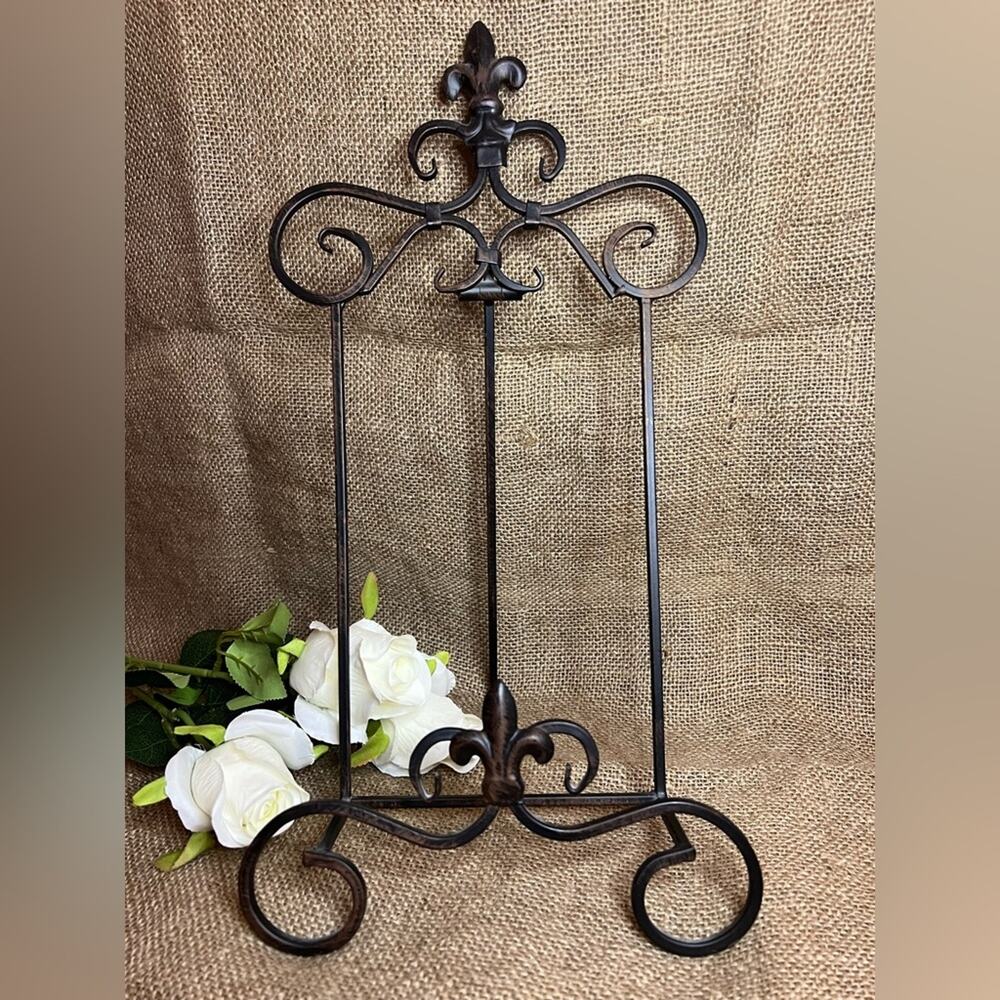 Elegant Bronze brown Metal Easel Stand Fleur de lis